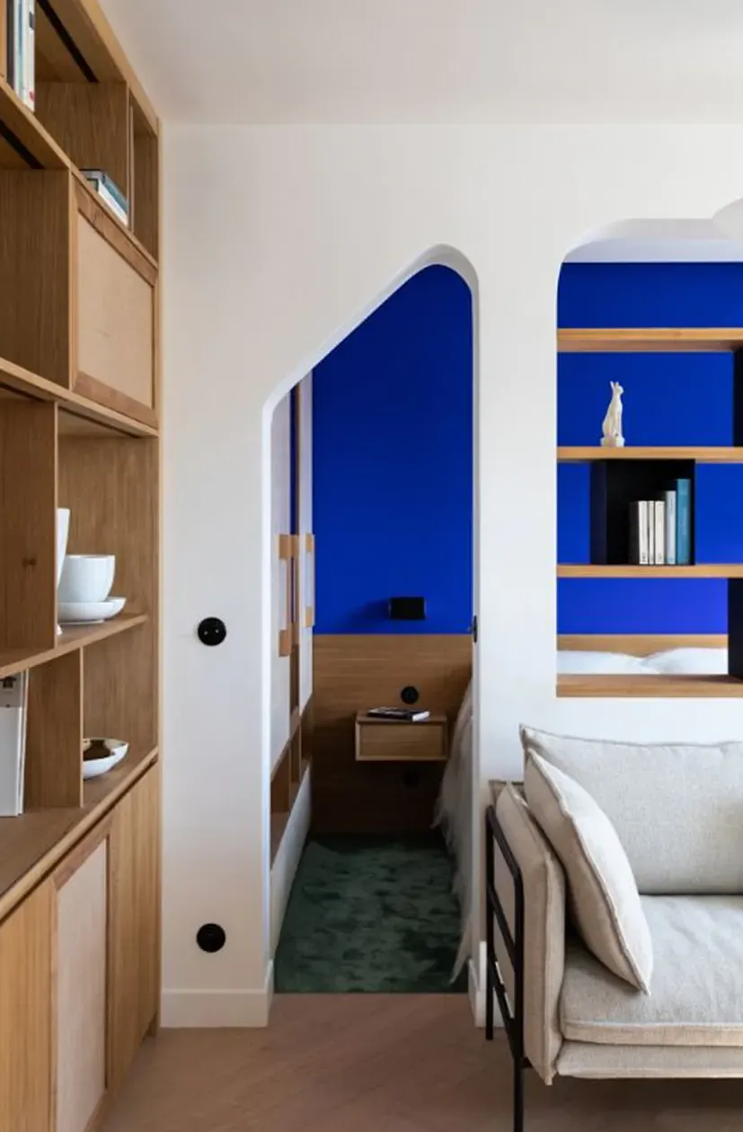 Peinture Ressource Bleu Klein en ambiance, niche et étagères — Maison Esclavissat Mâcon