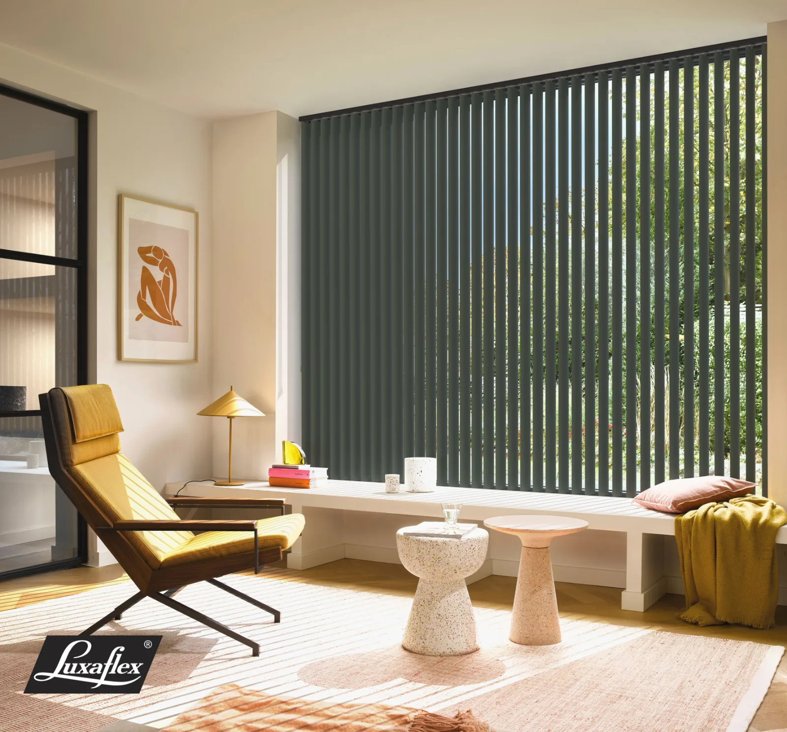 Store californien Luxaflex à bandes verticales dans un salon — Maison Esclavissat Mâcon