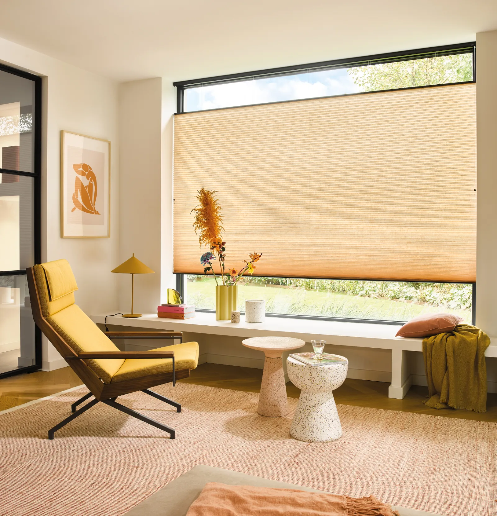 Store Duette Luxaflex à structure alvéolaire dans un salon — Maison Esclavissat Mâcon