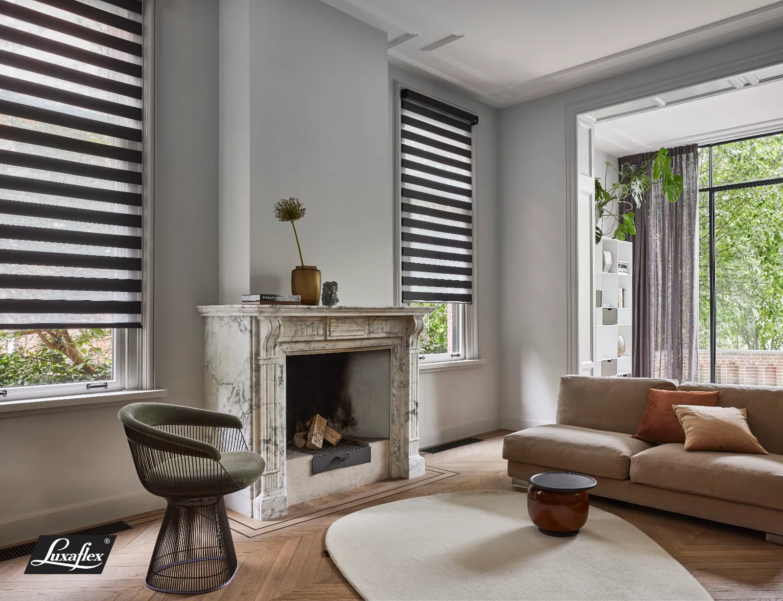 Store jour-nuit Luxaflex dans un salon — Maison Esclavissat Mâcon