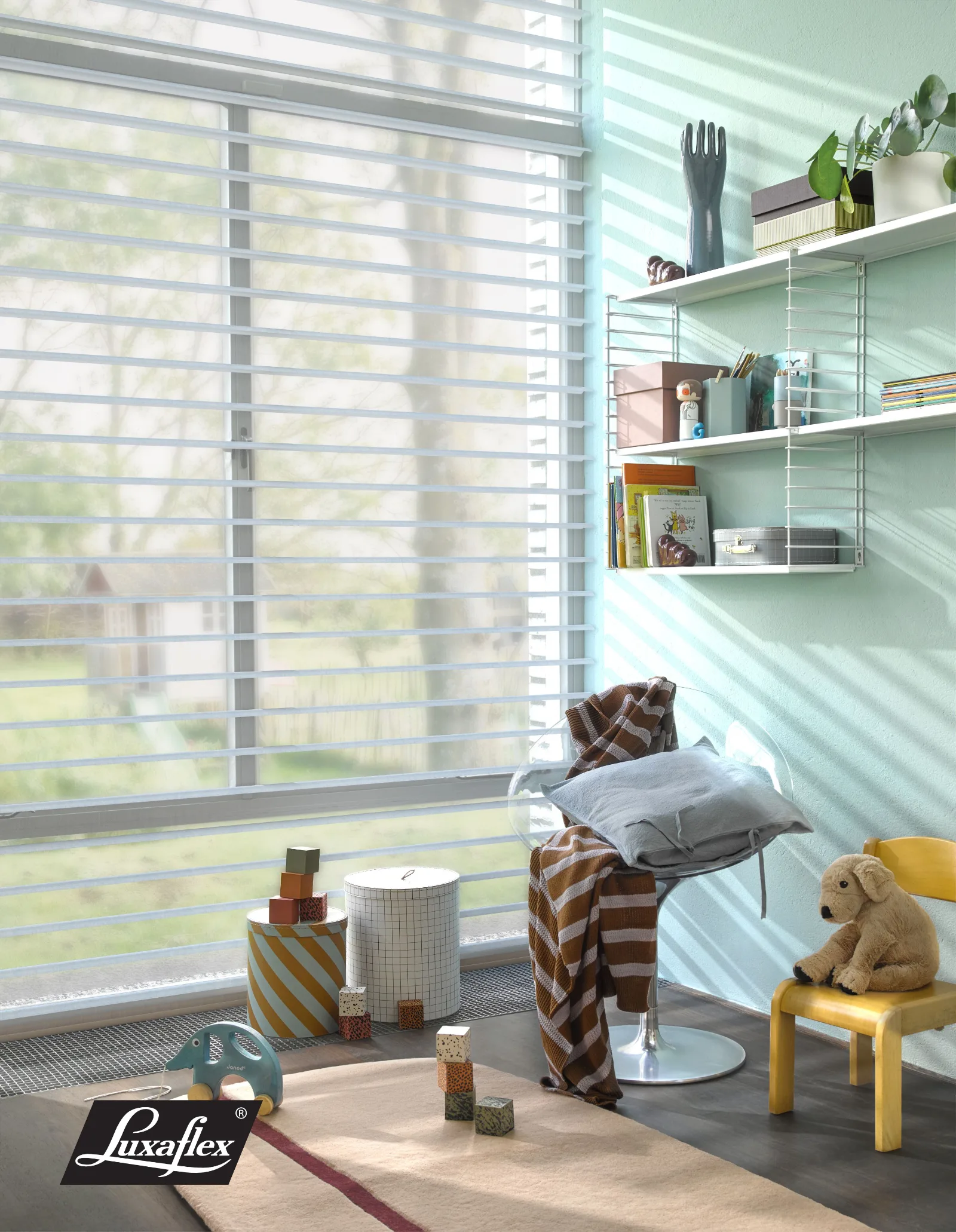 Store Silhouette Luxaflex dans un salon lumineux — Maison Esclavissat Mâcon