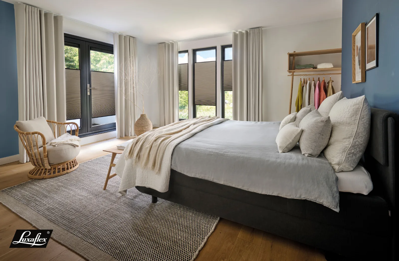 Stores électriques Luxaflex PowerView dans une chambre — Maison Esclavissat Mâcon