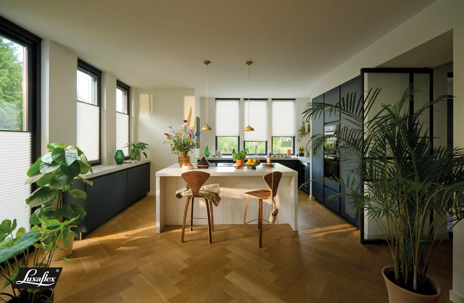 Stores électriques Luxaflex PowerView dans un séjour-cuisine — Maison Esclavissat Mâcon