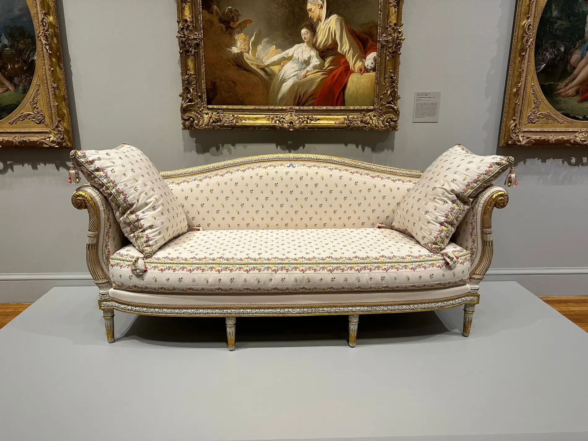 Canapé de Marie-Antoinette dont Maison Esclavissat a réalisé la couverture, exposé au Legion of Honor à San Francisco