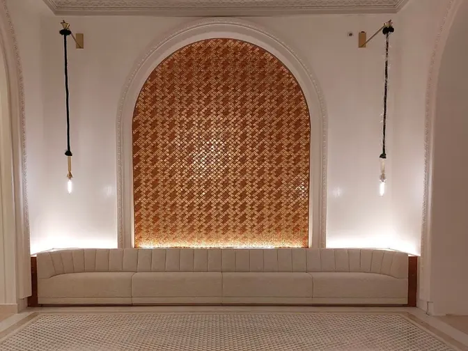 Gainage mural en cuir tressé réalisé par Maison Esclavissat à l'hôtel Carlton de Cannes